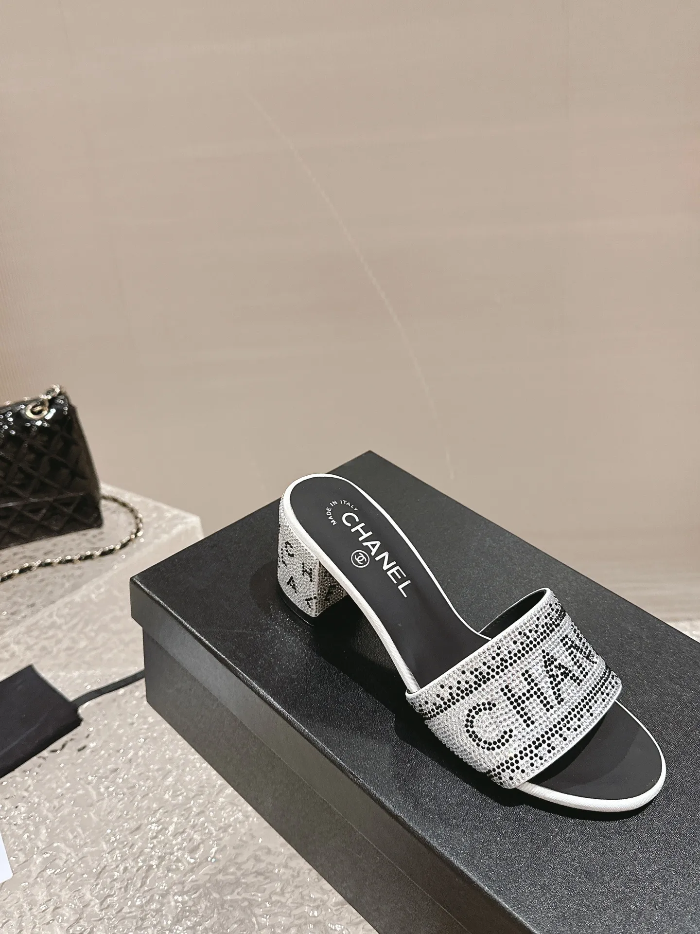 👟👟Ex-factory price 460👟👟 Xiaoxiang Chanel rhinestone slippers with large black rhinestone letters, these really blingbling slippers are full of rhinestones. They are both classic and artistic, and can be styled as you like when going out on the street every day. The characteristic is that the hot diamonds are particularly shiny. They are made with heavy craftsmanship and are not easy to fall off. They have a sexy and versatile temperament for ladies. Color: black, white. Heel height 5 cm. 35-41
